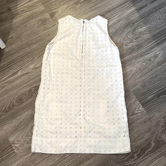 GAP Eyelet Shift Sleeveless Dress (in White - Size 6) - Picture 4 of 6